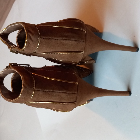 Colin Stuart stiletto heel bootie. Size 9. - Picture 4 of 10